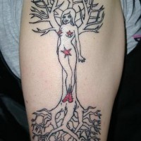 el tatuaje lineado de una chica desnuda con estrellas rojas sobre un arbol
