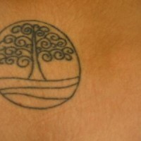 el tatuaje minimalista de una arbol lineado dentro de un circulo