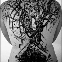 el tatuaje grande de arbol con un simbolo celtico de nudo hecho a toda la espalda