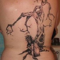 el tatuaje de un arbol viejo y un hombre hecho en tinta negra en la espalda
