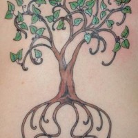 el tatuaje de un arbol con hojas verdes y raizes largas