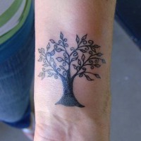 Tatouage sur le poignet avec un joli arbre noir