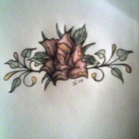 el tatuaje de una flor con hojas hecho en color
