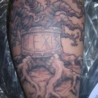 Un arbre puissant le tatouage avec une inscription mexis