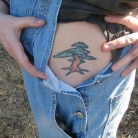 Tatuaggio colorato sul fianco l'albero verde