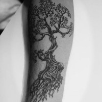 Beau tatouage avec un gros arbre noir