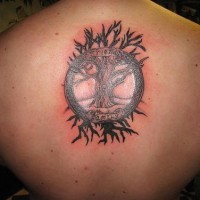 Tattoo mit Baum und Kreis am oberen Rücken