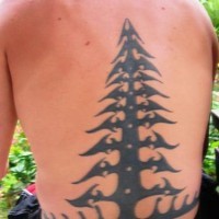 el tatuaje de un arbol de pino hecho en tinta negra en la espalda