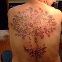 Tatuaggio grande sulla schiena la quercia secolare