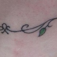 el tatuaje sencillo de una traceria floral en forma de brazalete