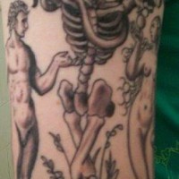 Tatuaggio impressionante Adam e Eva a fianco dell'albero di forma scheletro