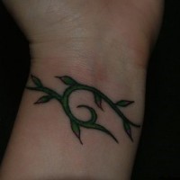 Tatuaggio la pianta verde intorno del polso