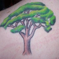 Baum Tattoo mit schönen grünen Blättern
