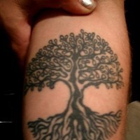 Schwarzer Baum Tattoo mit Blättern und Wurzeln