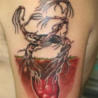 Tatuaggio pittoresco sul braccio l'albero con la radice che escano dal cuore