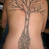 Tatuaggio grande sulla schiena l'albero nero