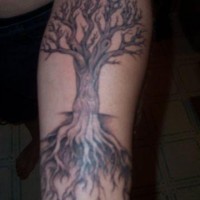 Tatuaggio grande sulla gamba l'albero nero senza vita