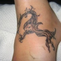 el tatuaje de pie con una arbol detallado con la cara de un animal