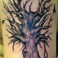 Gran árbol con lazo tatuaje en tinta negra