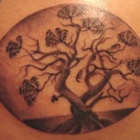 La vid y el árbol tatuaje en el círculo