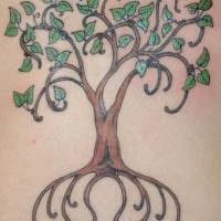Simpático tatuaje árbol con las hojas verdes
