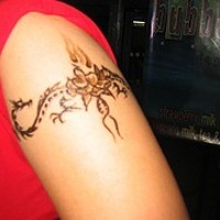 Tatuaje de brazalete de tracería con forma de dragón.