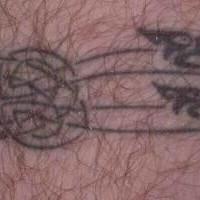Disegno in forma di braccialetto tatuato