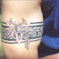 Intreccio decorativo con il nodo in forma di braccialetto tatuato