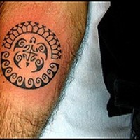 Muy lindo tatuaje tribal con tortugas y alas