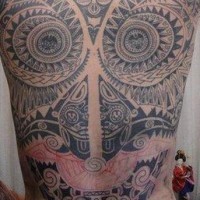Tribal Maske Tattoo am ganzen Rücken