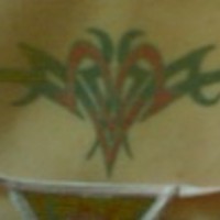 Tatuaje en la base de la cola tribales rojo y negro.