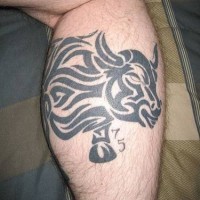 toro tribale tatuaggio sulla gamba