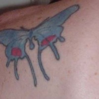 Le tatouage de papillon bleu avec des pointes rouges