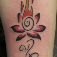Tatuaje minimalistico de lirio en fuego