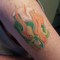 Le tatouage de trèfle vert en drapeau d'Irlande