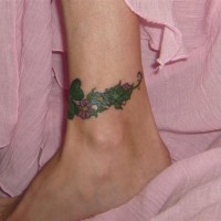 tatuaje en la pierna de flores de trébol
