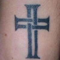 Le tatouage de croix minimaliste