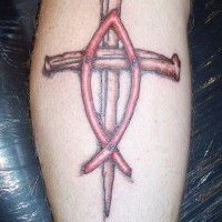 tatuaje en color de cruz de Ichthys