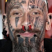 Figure tribale tatuate sul viso