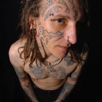 Tatuaje tribal en el rostro de hombre