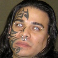 Le tatouage tribal sur le visage