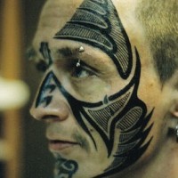 Stammestattoo mit Dreiecken auf dem Gesicht
