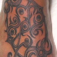 Tatuaje en el pie estilo tribal con elementos del círculo