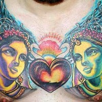 Le tatouage des visages de filles indiennes avec un cœur en couleur sur la poitrine