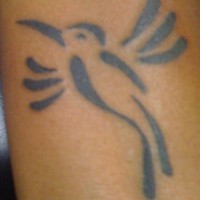 tatuaje minimalista de tribal de colibrí