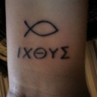 Tatuaje del símbolo ichtus y su nombre en griego