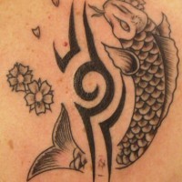 Tatuaje de carpa koi, flores y una tracería