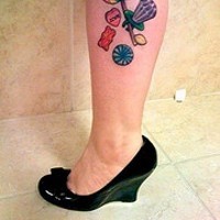 L'immagine multicolore tatuato sulla gamba le caramelle