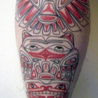 Bein Tattoo Bild, roter Tribal Style Vogel und Männer