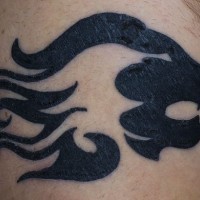 El tatuaje tribal y sencillo de la cabeza de un leon  en color negro